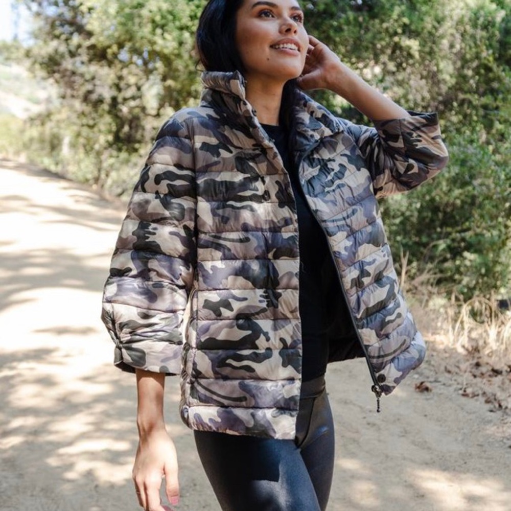 Anorak Crop sleeve puffer jacket in Camo.